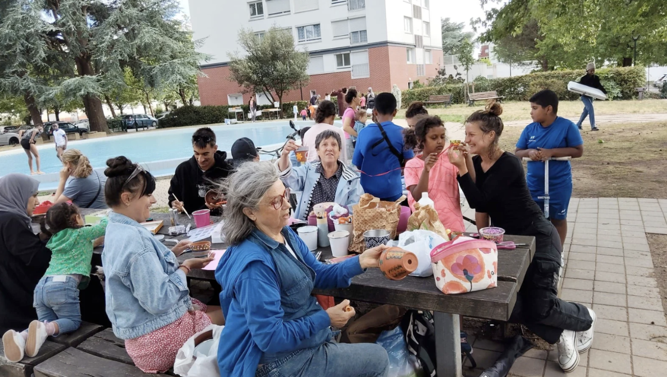 atelier créatif : groupe de personnes contentes autour du table