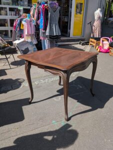 table en bois marron foncé